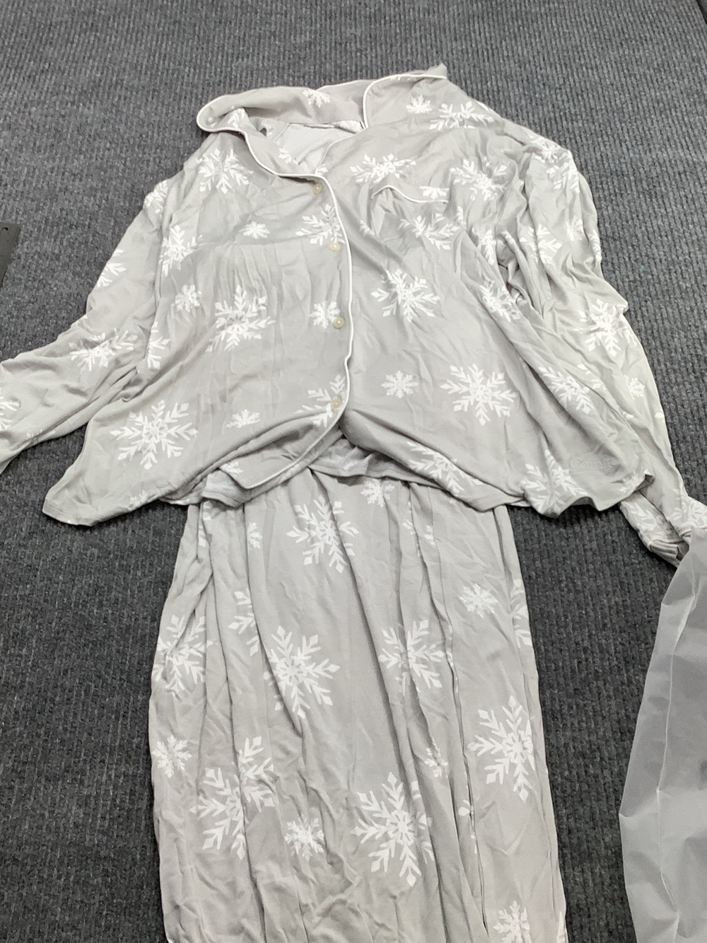 Cozy Women's Light Gray Snowflake Pajama Set